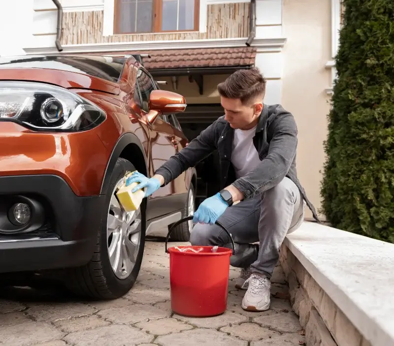 Lavage auto à domicile Jardin : professionnel intervenant sur un véhicule